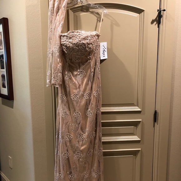 Unique Couture Evening Dress - Picture 2 of 4